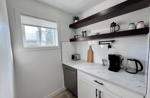 Hinton House | Alpine Escape-Completely Renovated Home, 20 minutes from Jasper Park Gates