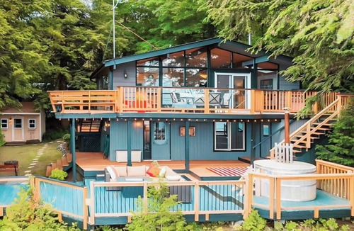 Bala Ski Chalet | Alpine Lake House - Waterfront + Hot tub