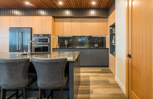 Silver Star Mountain House | Amazing Home with hot tub, laundry, BBQ and garage - Steps from the Village