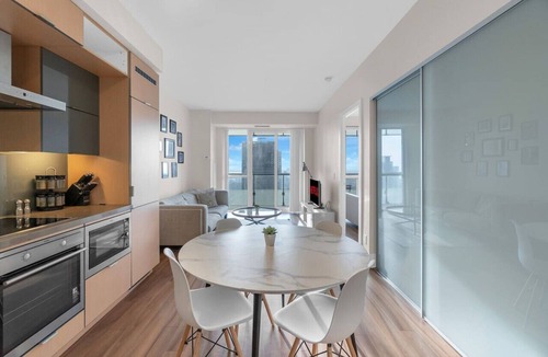Wellington Place Hotel | Amazing 1BR Suite - Rooftop Pool - View