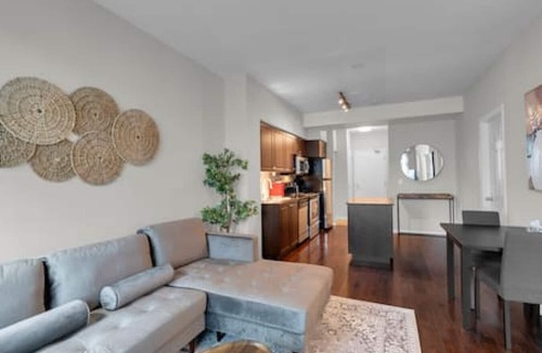 Niagara Hotel | Amazing 2BR - Pool|Gym|Sauna|Hot Tub|Free Parking|CN Tower View