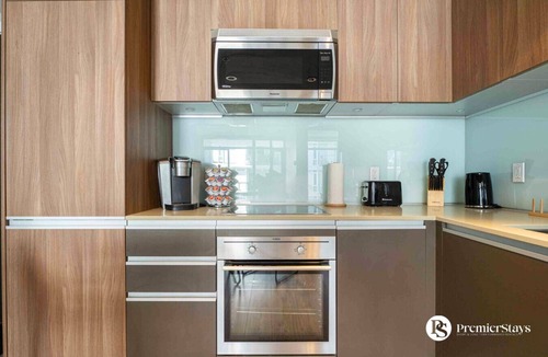 Victoria Park Condo | Amazing DT Views » AC » Sleep 4 » Parking » Wifi