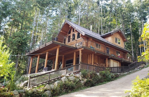 Sproat Lake Cabin | Amazing Lake Front Log Cabin on Sunny Sproat Lake