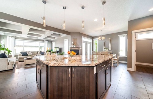 Southeast Edmonton House | ★Amazing Luxe Home★AC☀️HUGE Yard🌴FirePit🐶Friendly