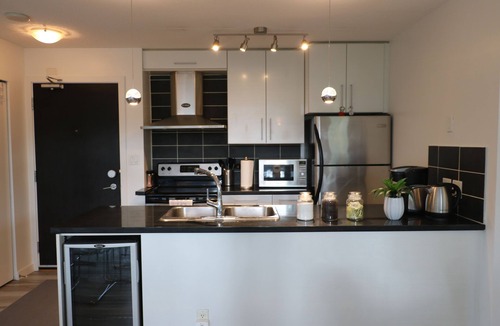 Crosstown Apartment | Amazing & Modern! Beautiful & Quiet View! Best location Downtown w/Free Parking