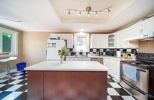 Dunbar House | Amazing Westside Vancouver Villa - Free Parking