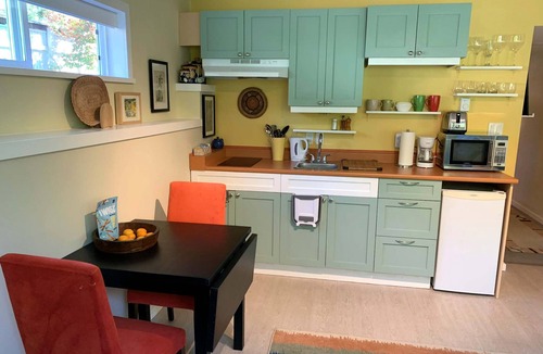 Regional District of Nanaimo Apartment | An Elegant Rural Retreat in Deep Bay