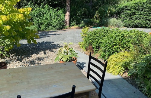 Regional District of Nanaimo Apartment | An Elegant Rural Retreat in Deep Bay