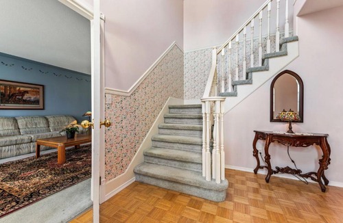 Townline Hill House | Anita's Bed & Breakfast Private Room - With Full Kitchen Access