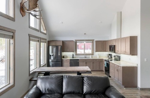 Valemount House | Antler Ridge Cabin Rental - Pet Friendly!