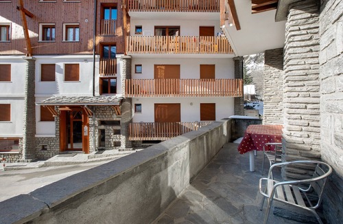 Courmayeur Apartment | Apartment 'Courmayeur 3V21' with Mountain View, Balcony and Wi-Fi