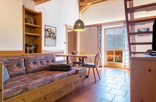 Villabassa Apartment | Apartment Häuslerhof Tilia with Mountain View, Balcony & Wi-Fi