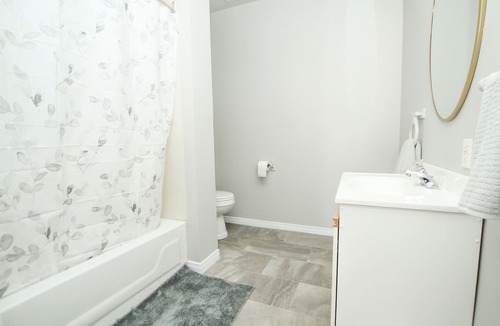 Cornwall Apartment | Apartment in the downtown area. Close to shopping and restaurants.
