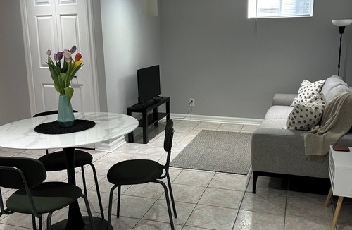 Woodbine Heights Apartment | Apartment in Toronto, cozy two bedroom in the heart of East York