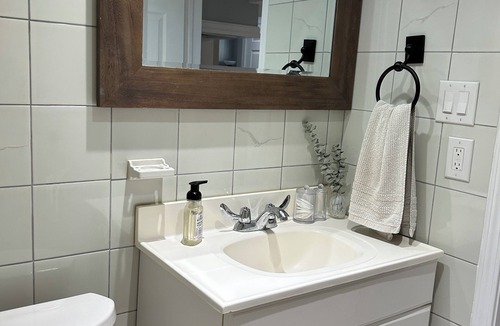 Woodbine Heights Apartment | Apartment in Toronto, cozy two bedroom in the heart of East York