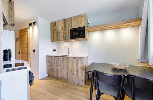 Reberty Apartment | Apartment Le Panorama Des Pistes with Mountain View and Balcony