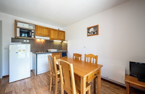 Albiez-Montrond Apartment | Apartment 'Neptune' with Mountain View and Balcony