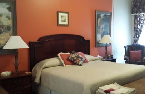 Stratford Apartment | Apartment Suite close to theatres, shopping, restaurants