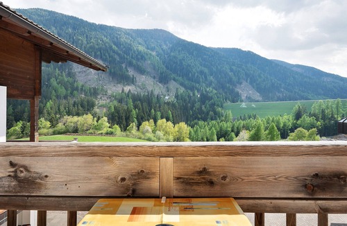 Santa Valburga Apartment | Apartment Veilchen 17 with Mountain View and Wi-Fi