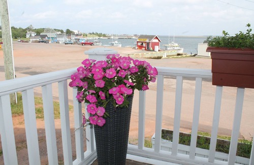 North Rustico House | Architect's House on the Waterfront - Sunrise House