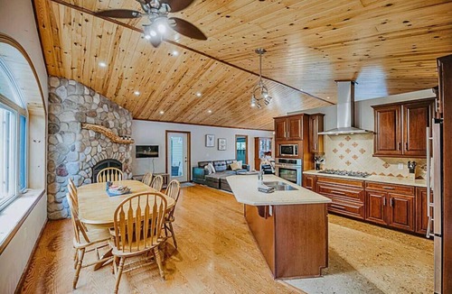 Perry Cottage | Arrowhead * Hiking * Hot Tub * Secluded * Sauna