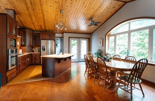 Perry Cottage | Arrowhead * Hiking * Hot Tub * Secluded * Sauna