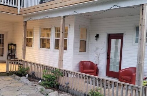 Port McNicoll Cabin | Art & Artistry Glamping Room