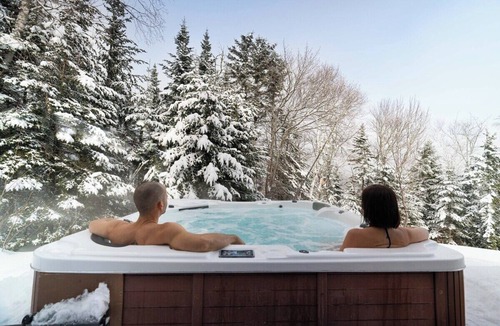 Baie-St-Paul Ski Chalet | Artik 10: Private Retreat with Spa & Trails