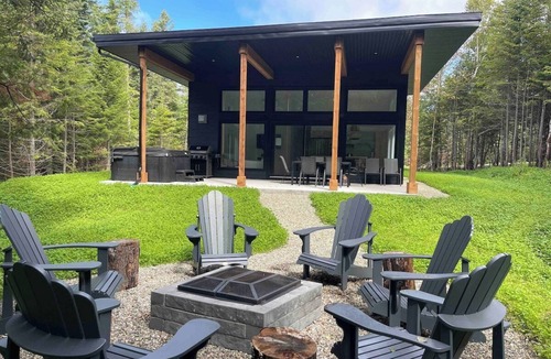 Baie-St-Paul Ski Chalet | Artik 10: Private Retreat with Spa & Trails