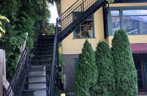 Nelson Apartment | Artistic & Bright Downtown Studio with a VIEW!