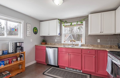Newport Landing House | Artistic Getaway Near Halifax | King Bed, Spacious Deck & Fire Pit