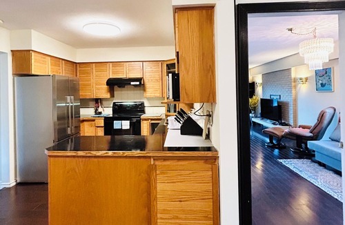 Killarney House | Artistic & Gallery inspired Room in central Vancouver