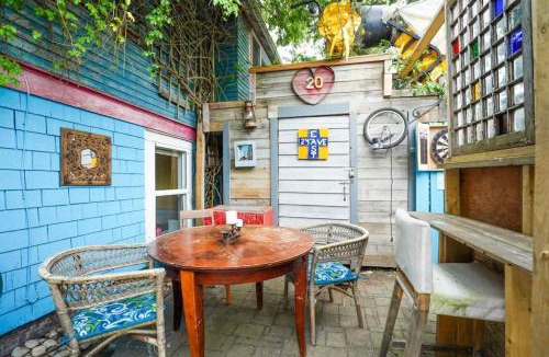 Riley Park-Little Mountain House | Artsy Private Guest Suite with Outdoor Saloon
