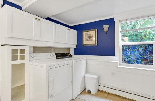 Riley Park-Little Mountain House | Artsy Private Guest Suite with Outdoor Saloon