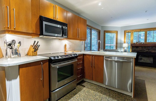 Upper Village Condo | Aspen #112 Prime Ski-in Ski-out Location! Pool, Hot tubs, BBQ, sleeps 8