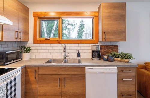 Revelstoke Apartment | Aspen Adventure House - Luxury Suite - 2 minutes from Revelstoke Mountain Resort