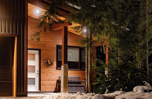 Revelstoke Apartment | Aspen Adventure House - Luxury Suite - 2 minutes from Revelstoke Mountain Resort