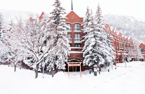 Downtown Hotel | Aspen St Regis Resort Hotel Room With 2 Queens