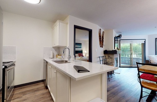 Upper Village Apartment | ASPENS 132 | Prime Ski-In/Out Location! | 2BDR Luxury Condo | Pool & Hot Tub