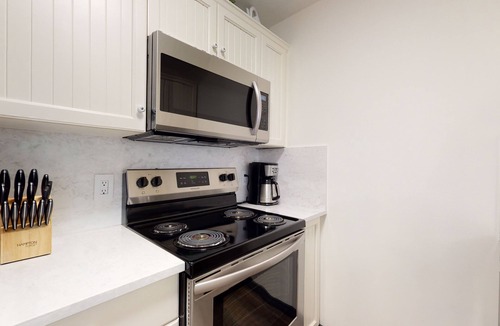Upper Village Apartment | ASPENS 132 | Prime Ski-In/Out Location! | 2BDR Luxury Condo | Pool & Hot Tub