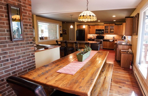 Golden House | Auberge Kicking Horse Guest House