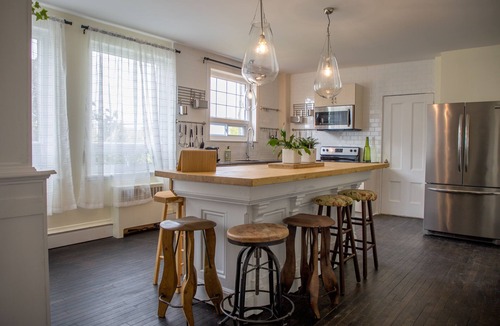 Jonquiere House | Auberge Québe Issime