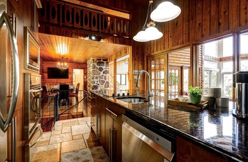 Sainte-Agathe-des-Monts House | Authentic Swiss Cabin - 4 BR with Hot Tub and pool table