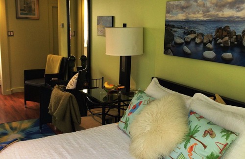 Inner Harbour House | B&B Float home IN the sea Ocean view Mins to town, beaches restaurants UNIQUE!