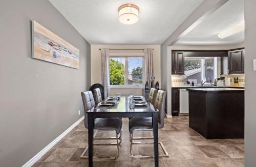 Drumheller House | Bahama Breeze I Hot Tub I Pool I 5 Bedroom