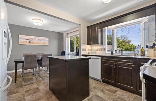Drumheller House | Bahama Breeze I Hot Tub I Pool I 5 Bedroom