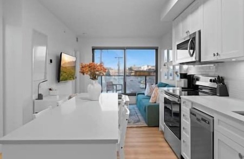 Bridgeland Apartment | "Baja Blast" 2BR |Mins to Stampede | Rooftop Patio