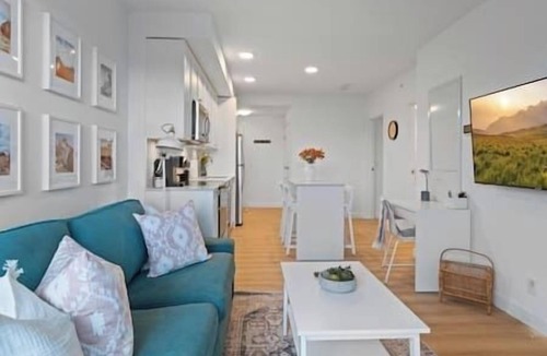 Bridgeland Apartment | "Baja Blast" 2BR |Mins to Stampede | Rooftop Patio