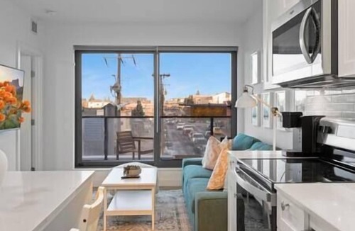 Bridgeland Apartment | "Baja Blast" 2BR |Mins to Stampede | Rooftop Patio