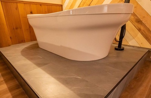 Lake Louise Cabin | Baker Creek | Jacuzzi Suite